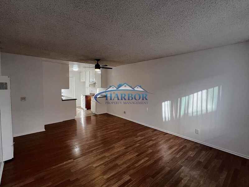 1621 E 5th St #4 - Photo 4 of 9