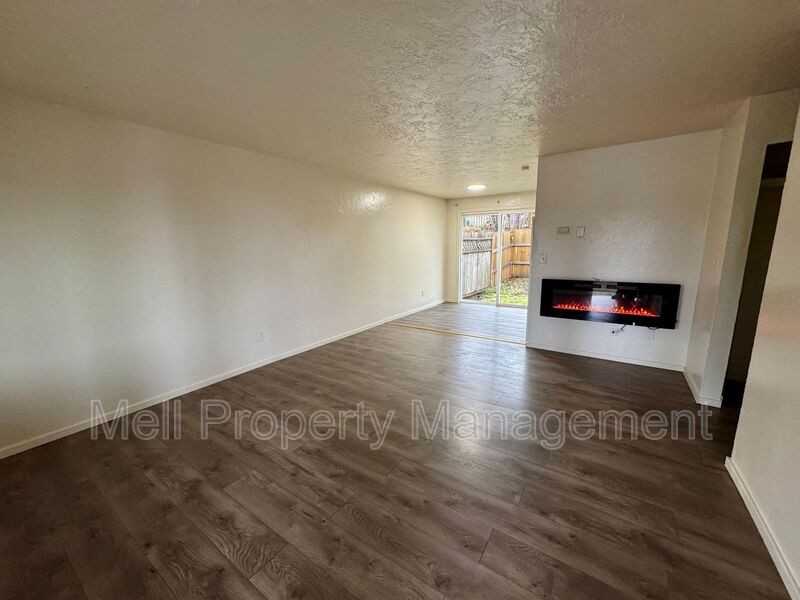 861 Ellinor Ave - Photo 2 of 9