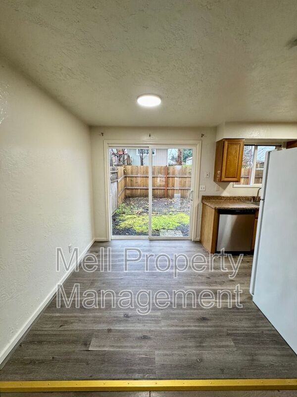 861 Ellinor Ave - Photo 3 of 9