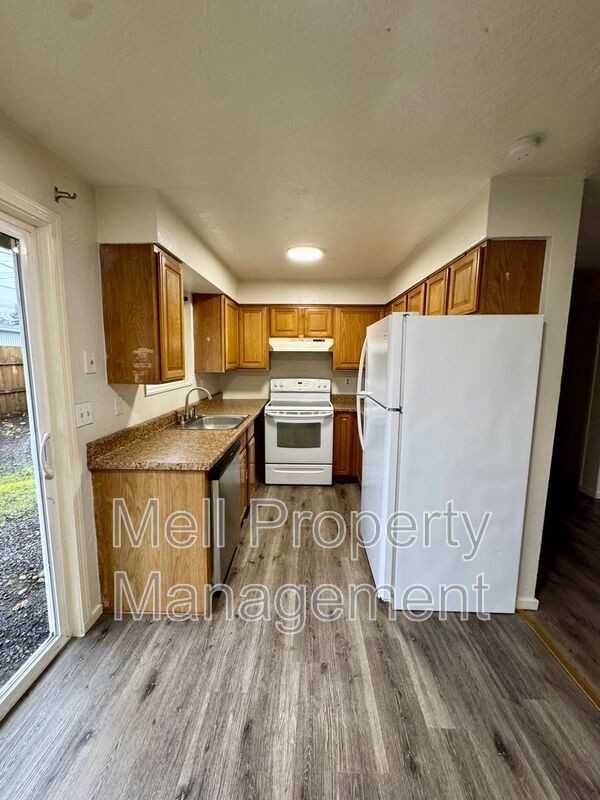 861 Ellinor Ave - Photo 4 of 9