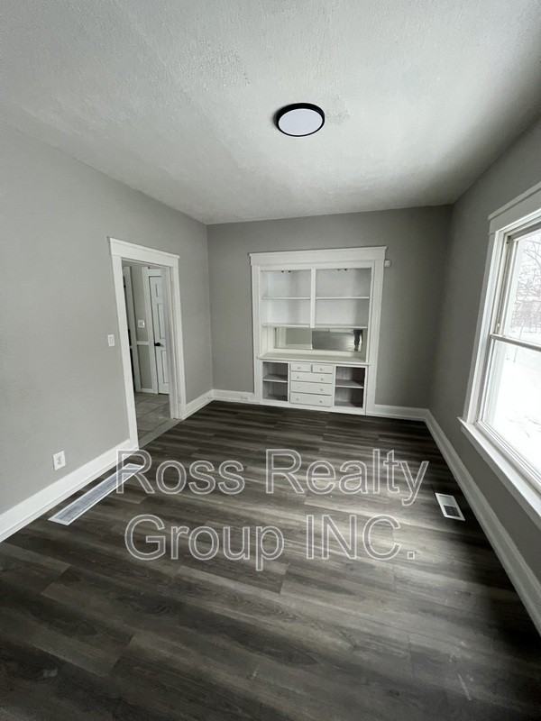1040 Campbell Street - Photo 3 of 7