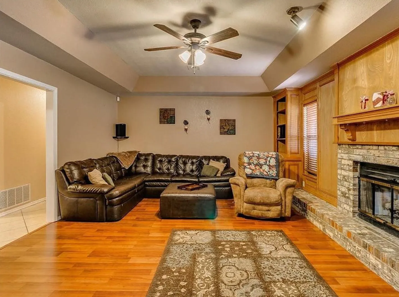 8301 Azurewood Dr - Photo 3 of 26