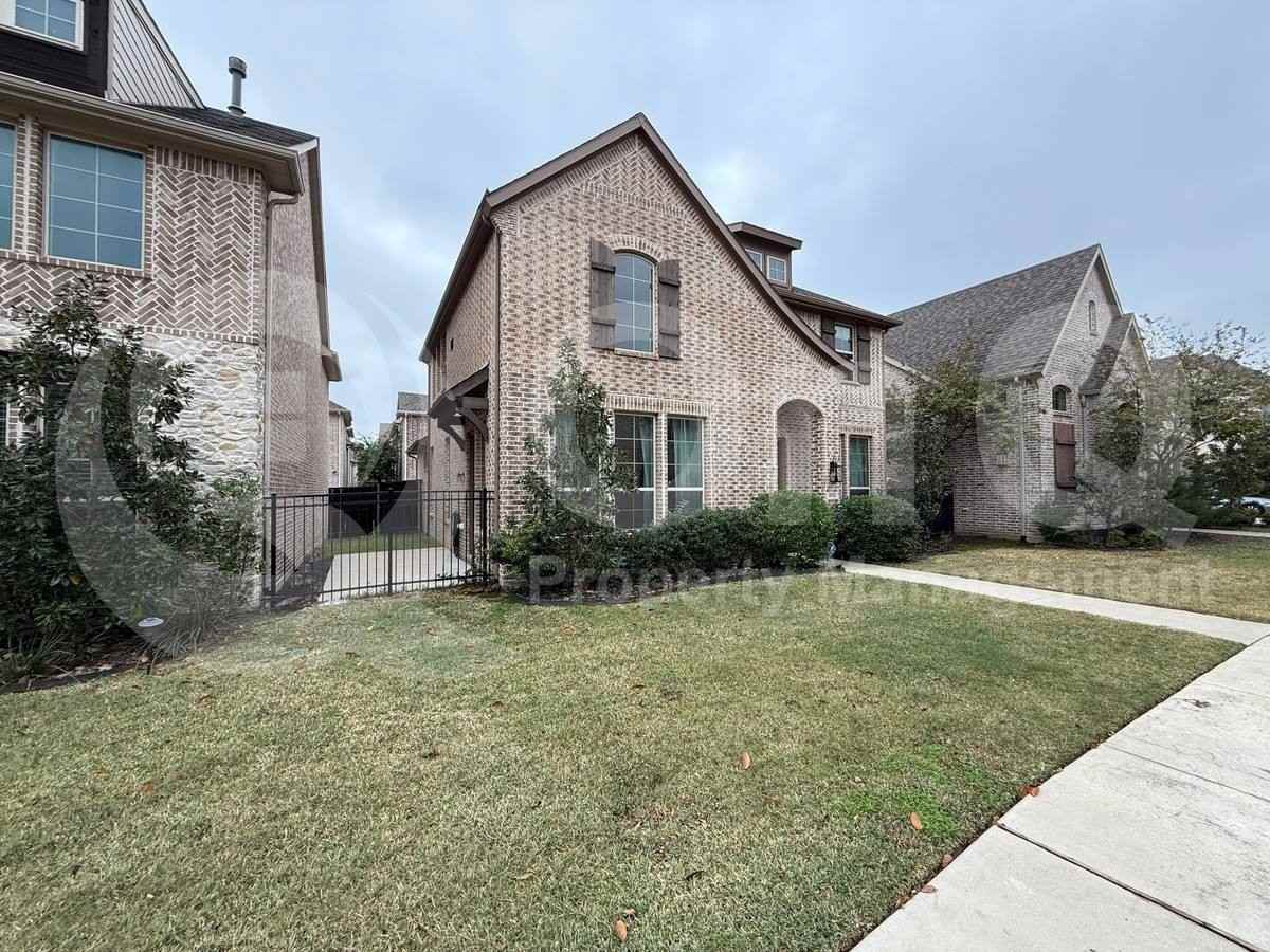 456 Renaissance Ln - Photo 3 of 10
