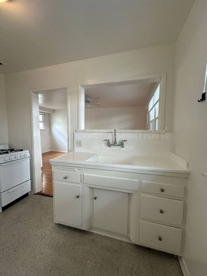 1737 N Sycamore Ave #112 - Photo 4 of 6