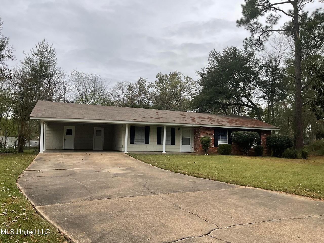 102 Midway Drive - Photo 2 of 13