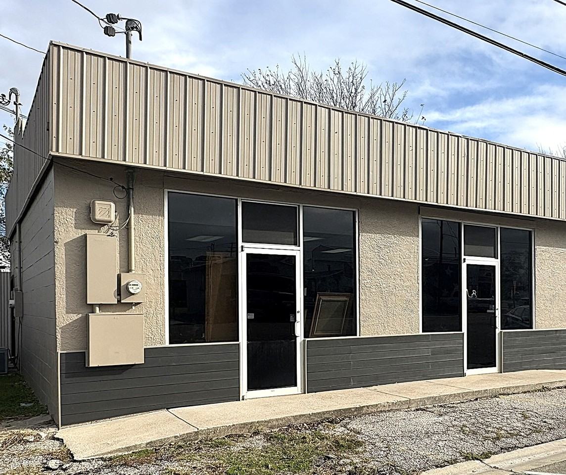 112 West Avenue East - Photo 2 of 4