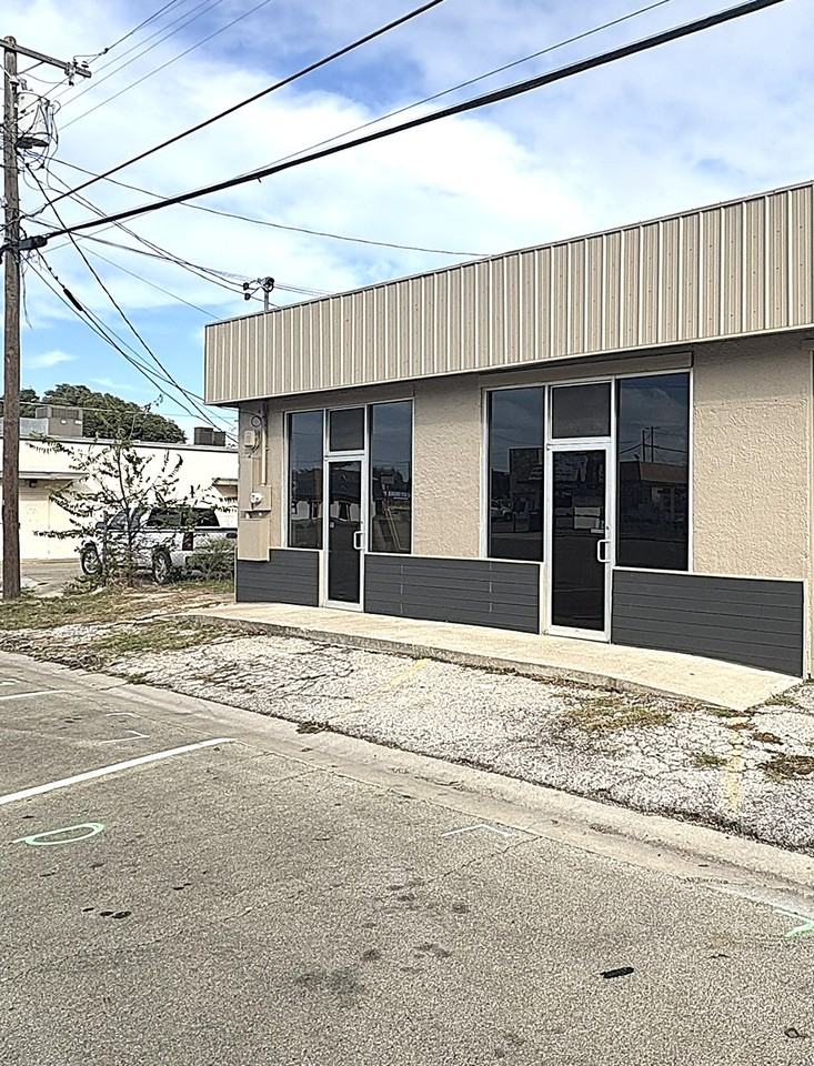 112 West Avenue East - Photo 3 of 4