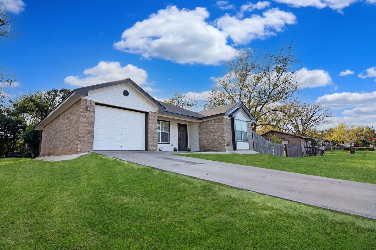 408 West Avenue I - Photo 2 of 19