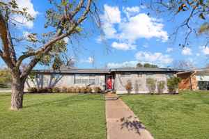 featured image of 202 E Victory Ave