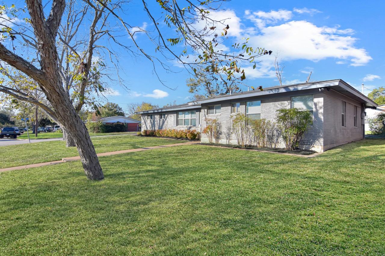 202 E Victory Ave - Photo 2 of 22