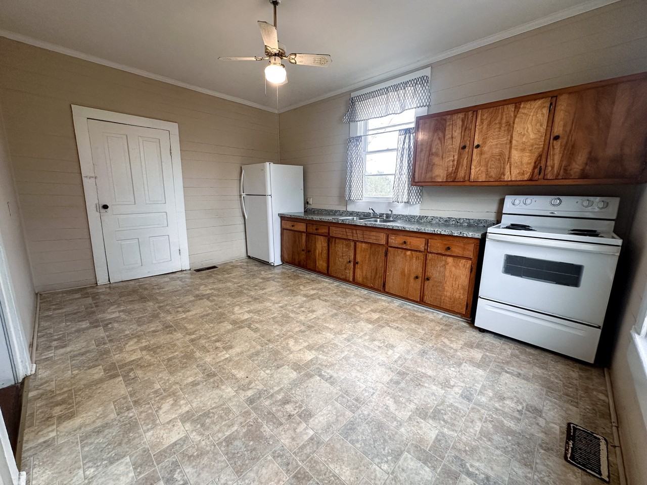 112B Peachtree St - Photo 7 of 14