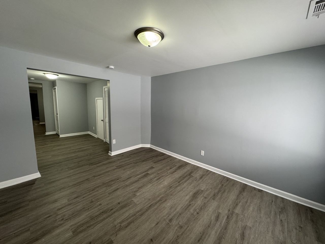 1129 S Sheffield Ave - Photo 3 of 34