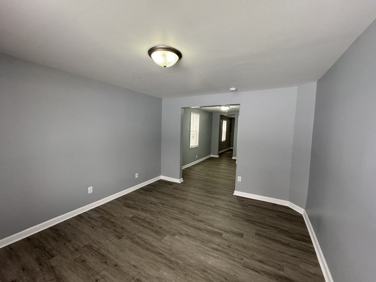 1129 S Sheffield Ave - Photo 4 of 34