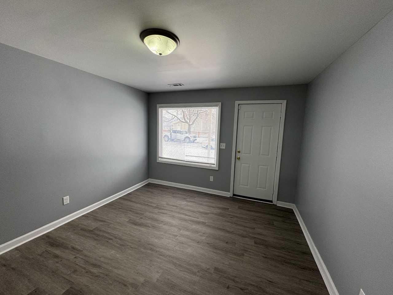 1129 S Sheffield Ave - Photo 6 of 34