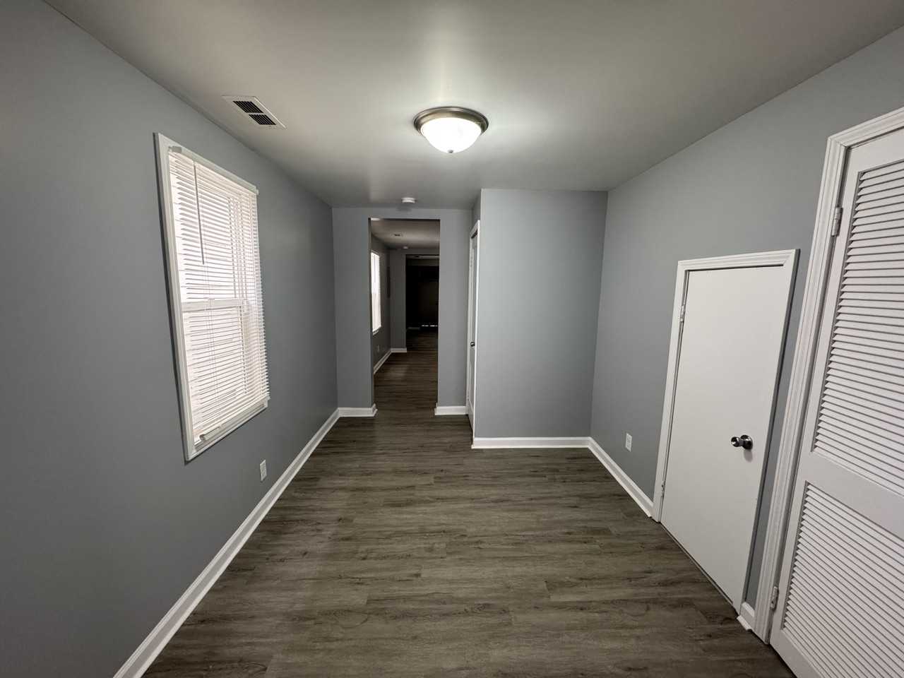 1129 S Sheffield Ave - Photo 7 of 34