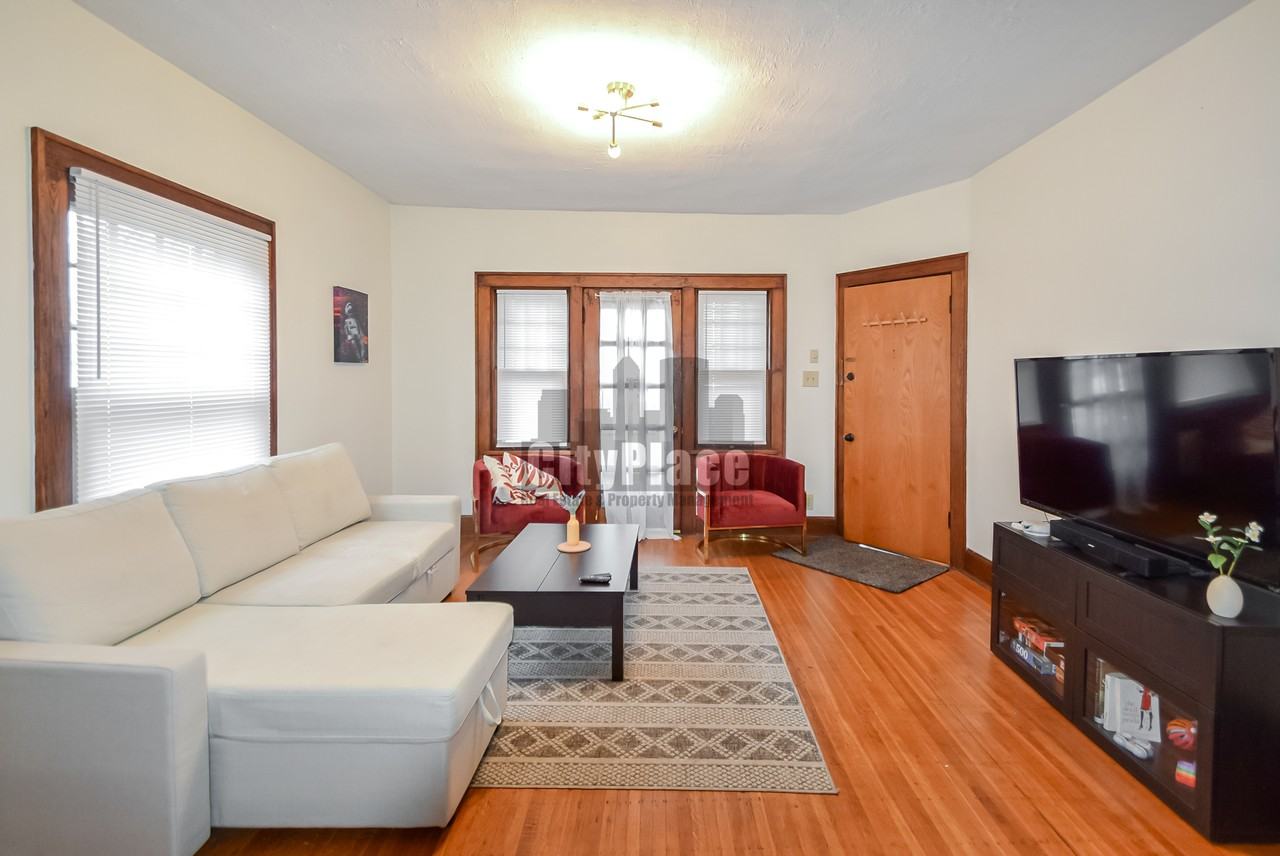 537 E 11th St #1 - Photo 5 of 15