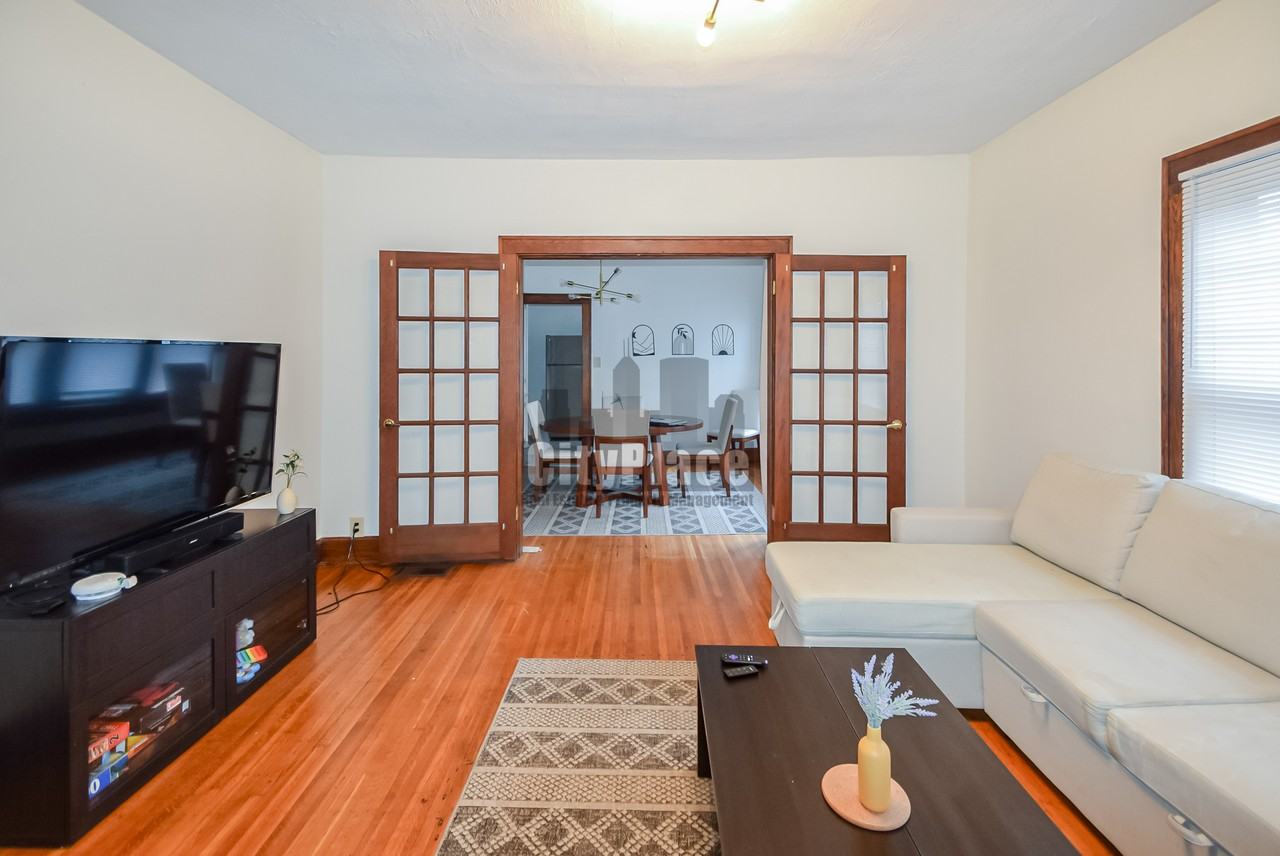 537 E 11th St #1 - Photo 7 of 15