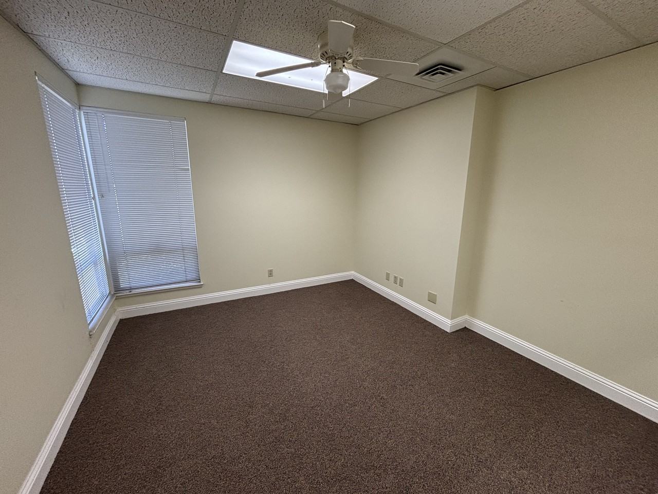 222 W Lockeford St - Photo 7 of 13