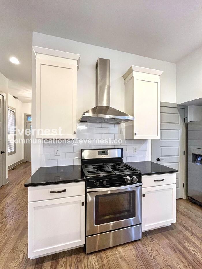 915B Caruthers Ave - Photo 7 of 46