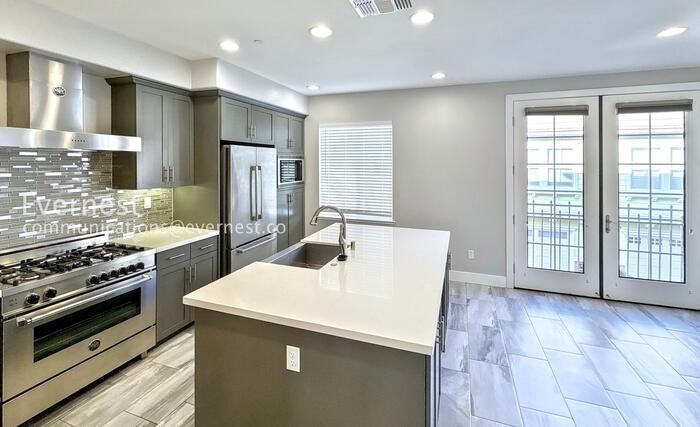 404 Longden Avenue - Photo 3 of 40