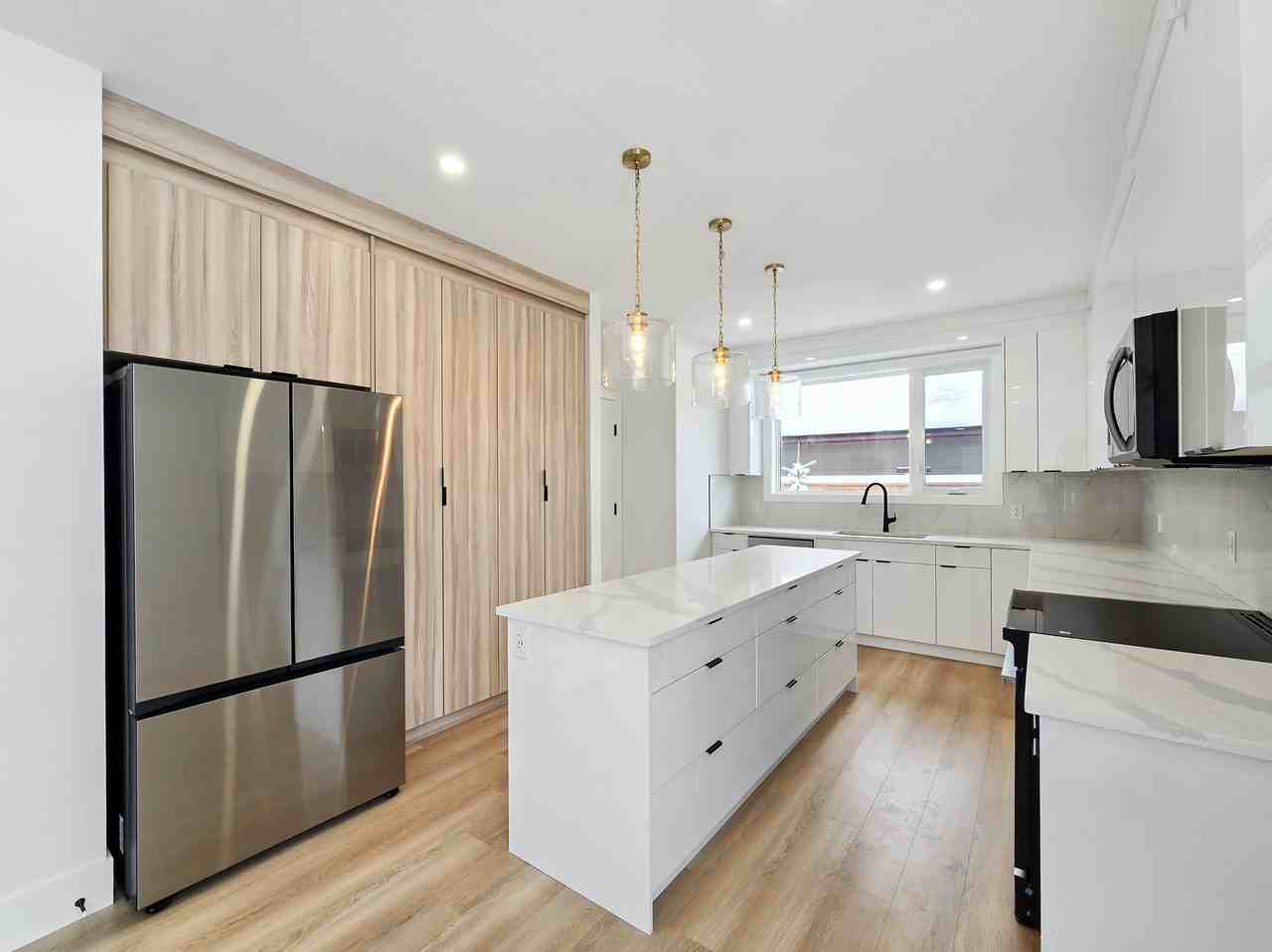 1902 Grand Oaks Dr Sw #1902UPPER - Photo 2 of 27