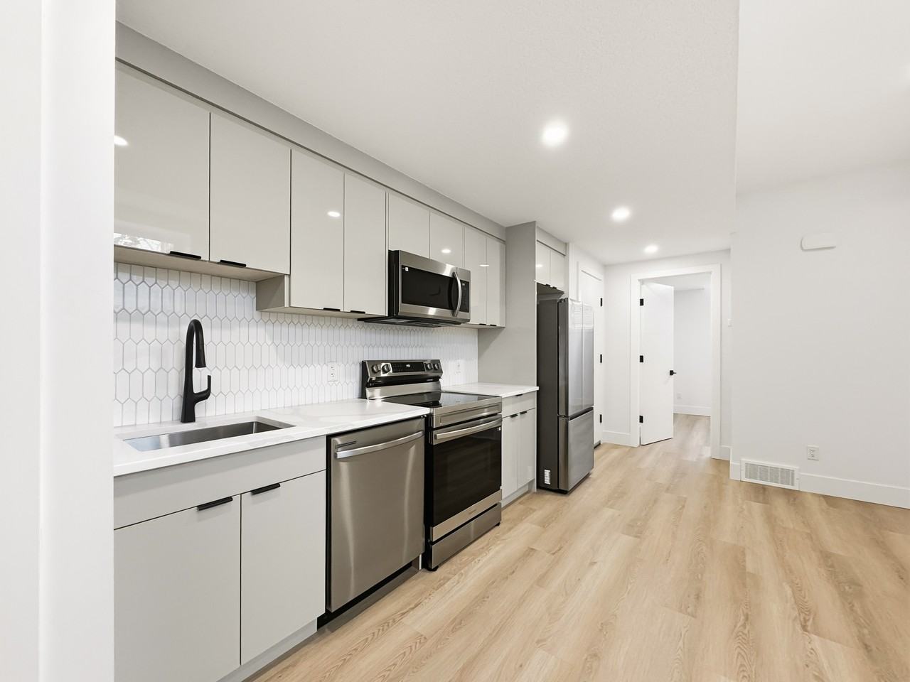 4125R 17 Ave Sw #4125RLOWER - Photo 4 of 13