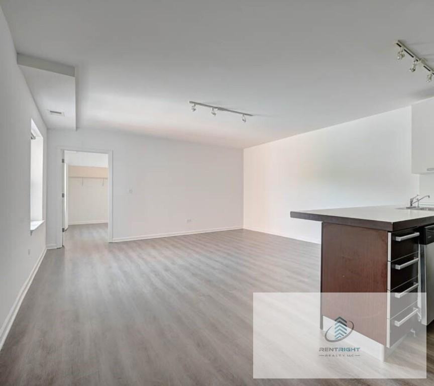 West Glenlake Avenue #3A - Photo 2 of 12