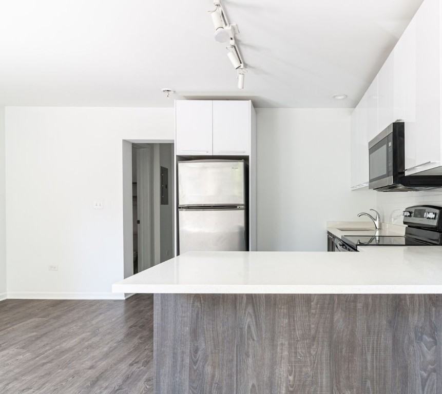 940 West Winona Street #102 - Photo 3 of 9