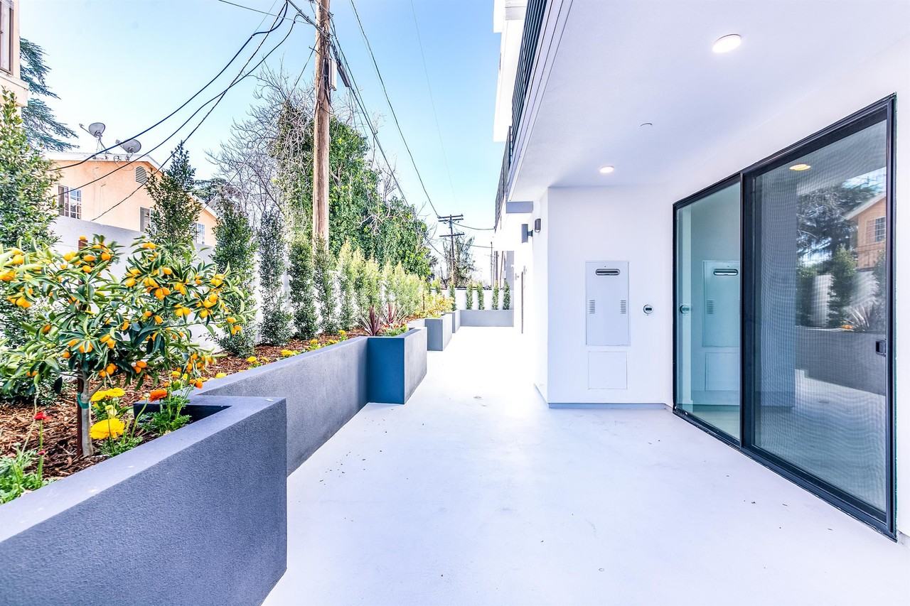 11500 Emelita Street - Photo 4 of 21