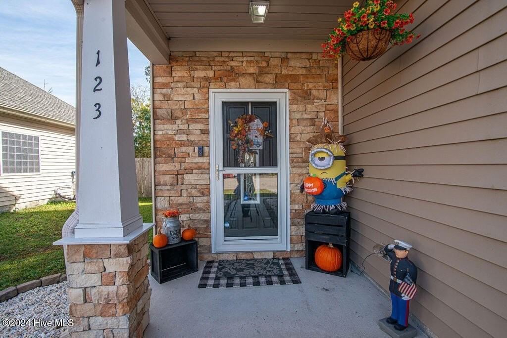 123 Katrina St - Photo 2 of 33