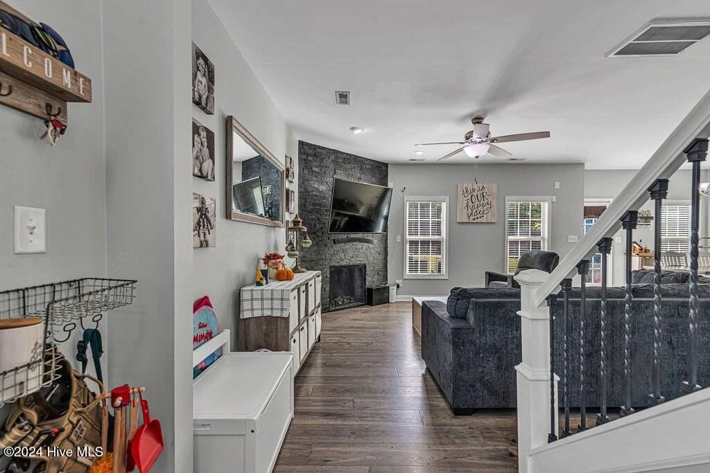 123 Katrina St - Photo 6 of 33