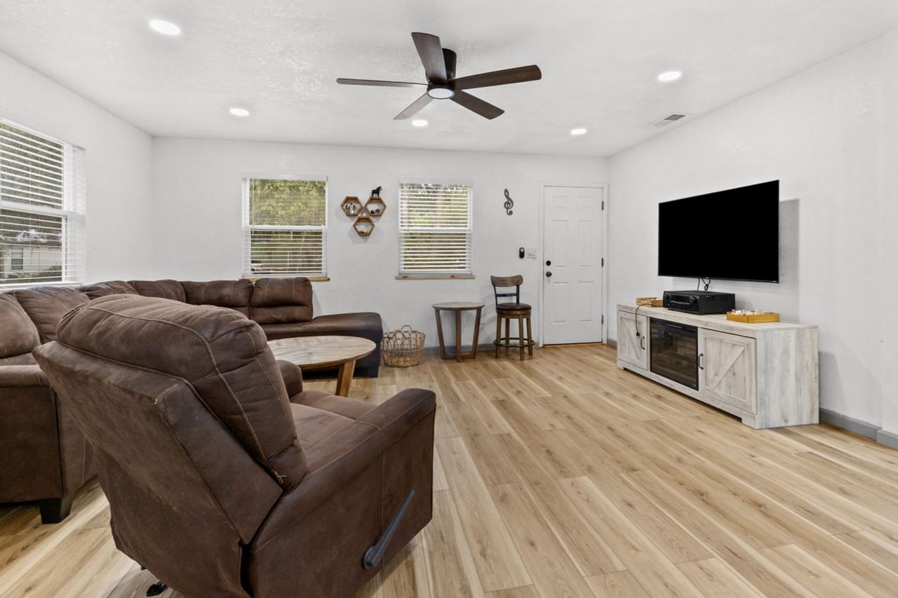 2725 Nw 44th Pl #1359125P - Photo 2 of 22