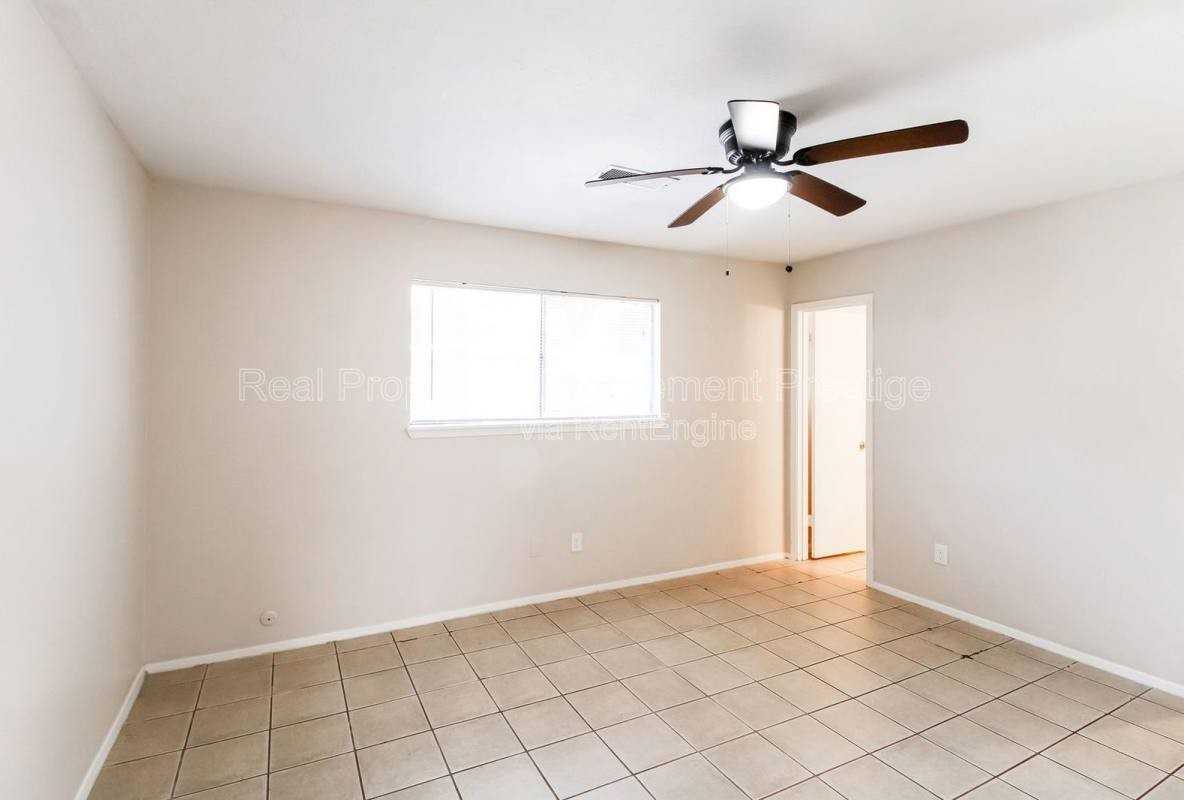 946 Beachcomber Ln - Photo 2 of 10