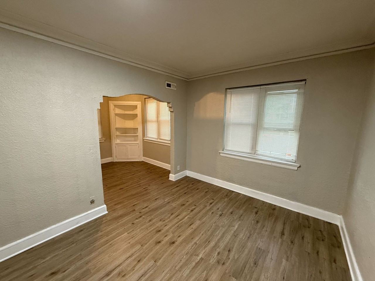 Teutonia Apartments - Photo 2 of 10