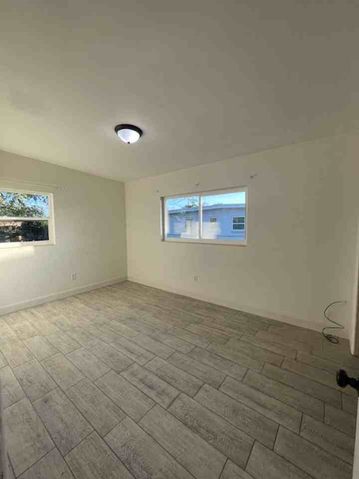 525 Elizabeth Place - Photo 6 of 9