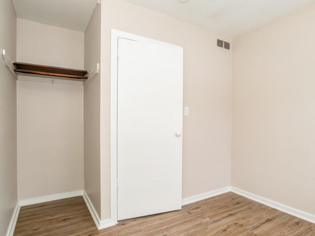 The Nineteen Forty Three - Photo 2 of 11