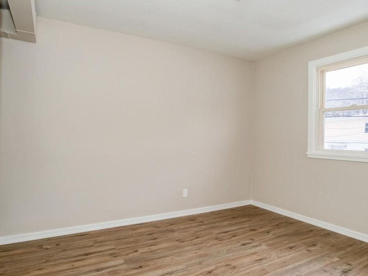 The Nineteen Forty Three - Photo 3 of 11