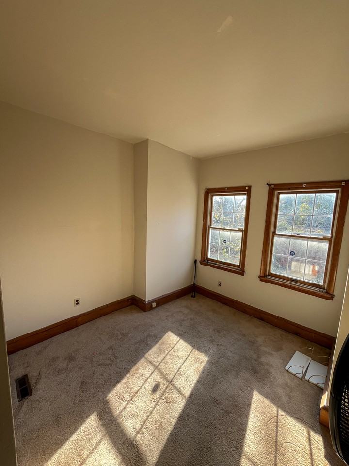 816 W 9th St #1 - Photo 3 of 10