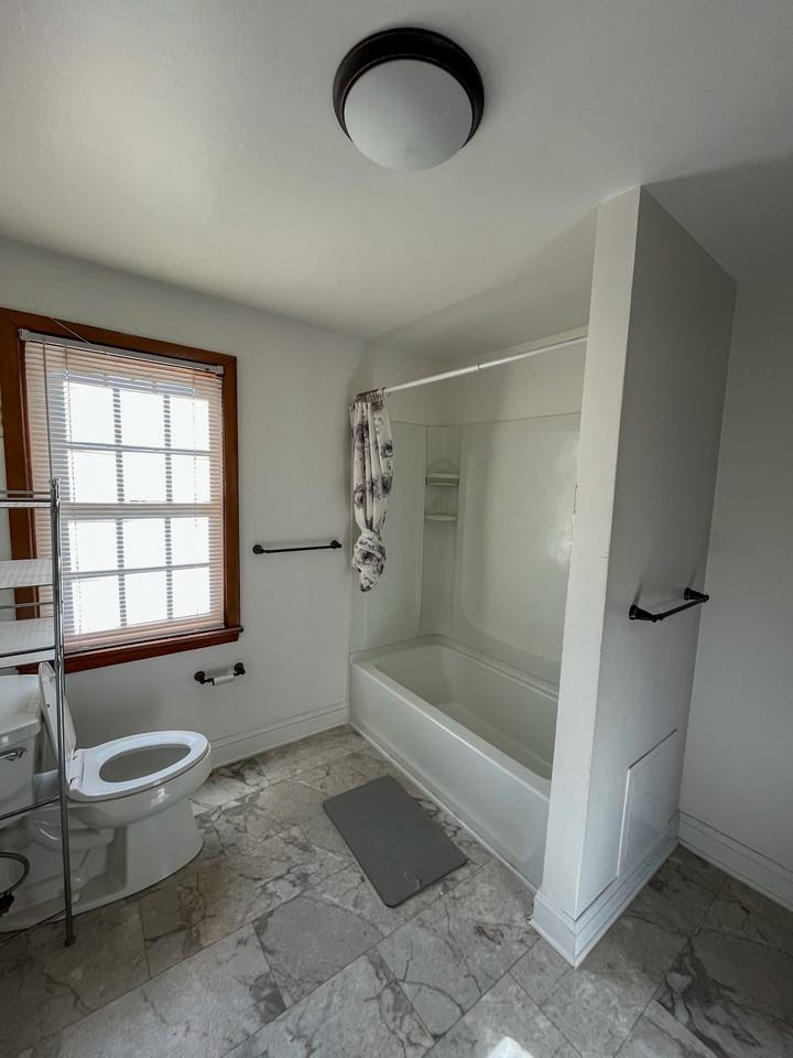 816 W 9th St #1 - Photo 7 of 10