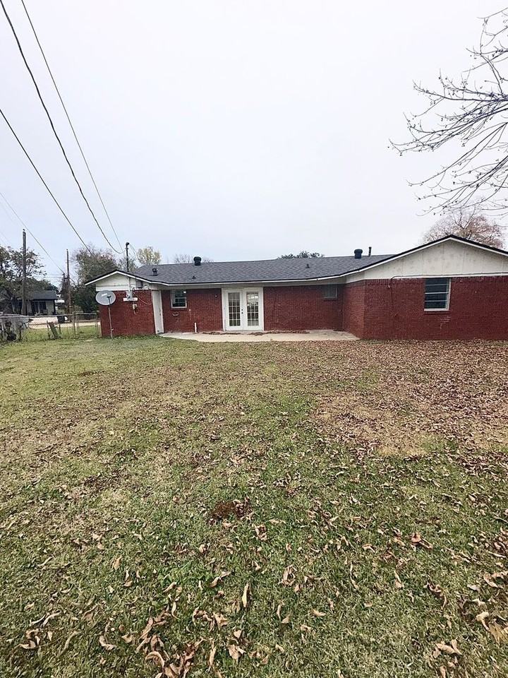 3012 Gaines St - Photo 2 of 16