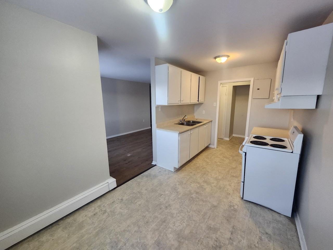 7 Reading Cres #8 - Photo 2 of 13