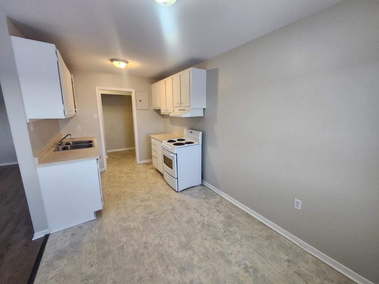 7 Reading Cres #8 - Photo 3 of 13