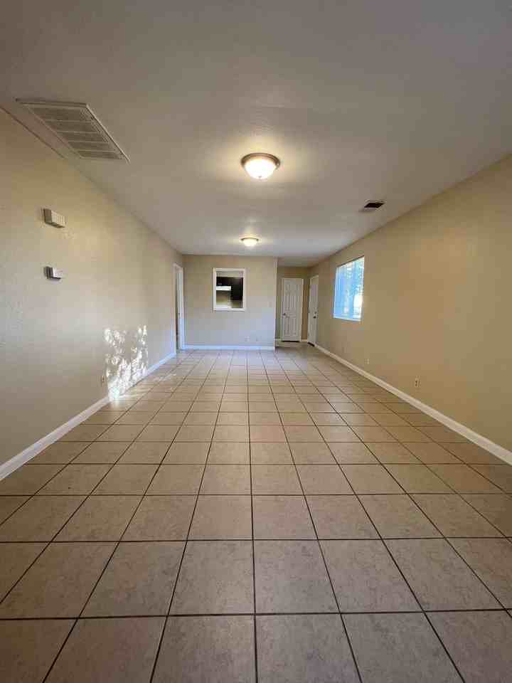 204 Hunters Lane - Photo 2 of 11