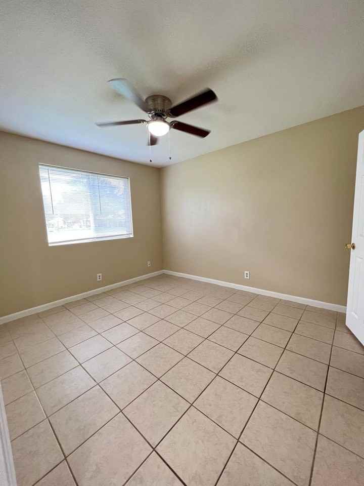 225 Hunters Lane - Photo 2 of 5