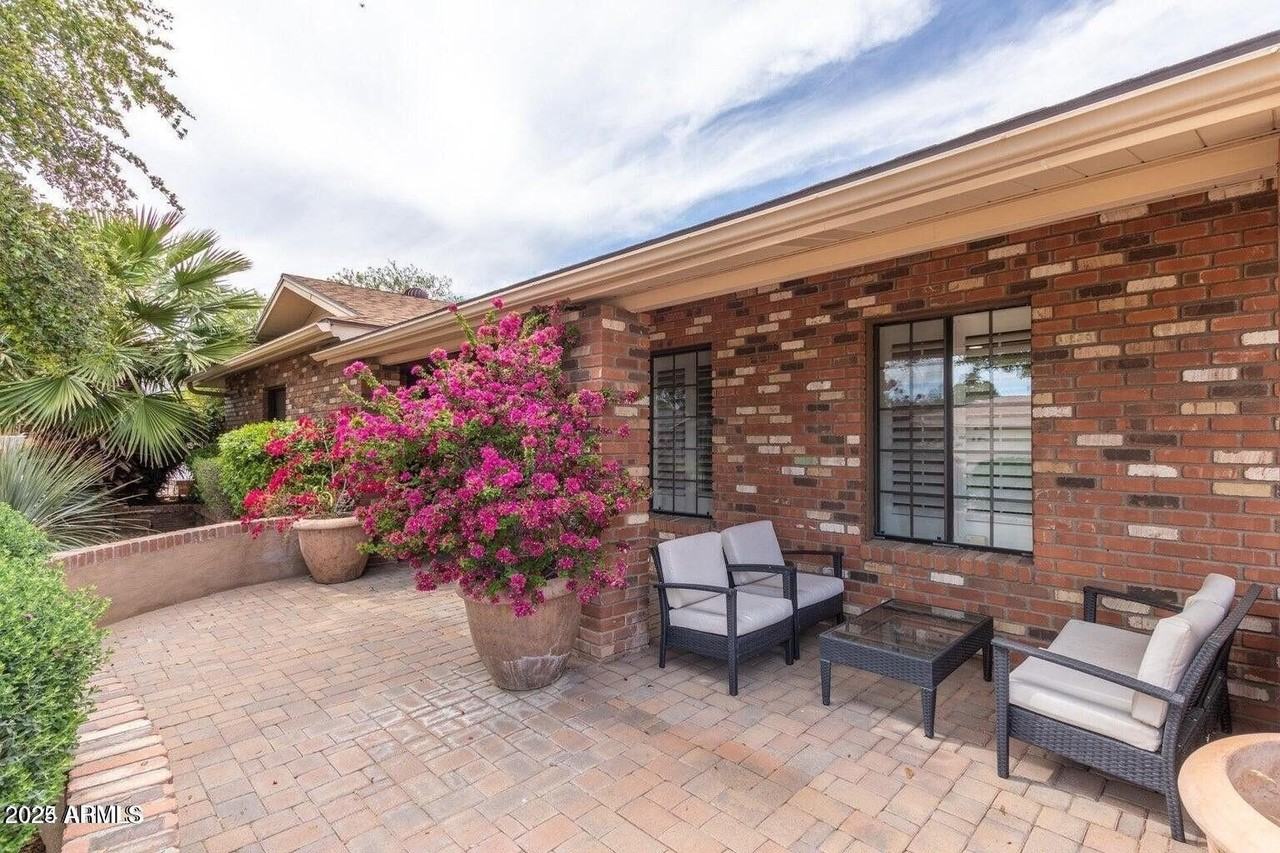 8110 E Windsor Ave - Photo 2 of 25