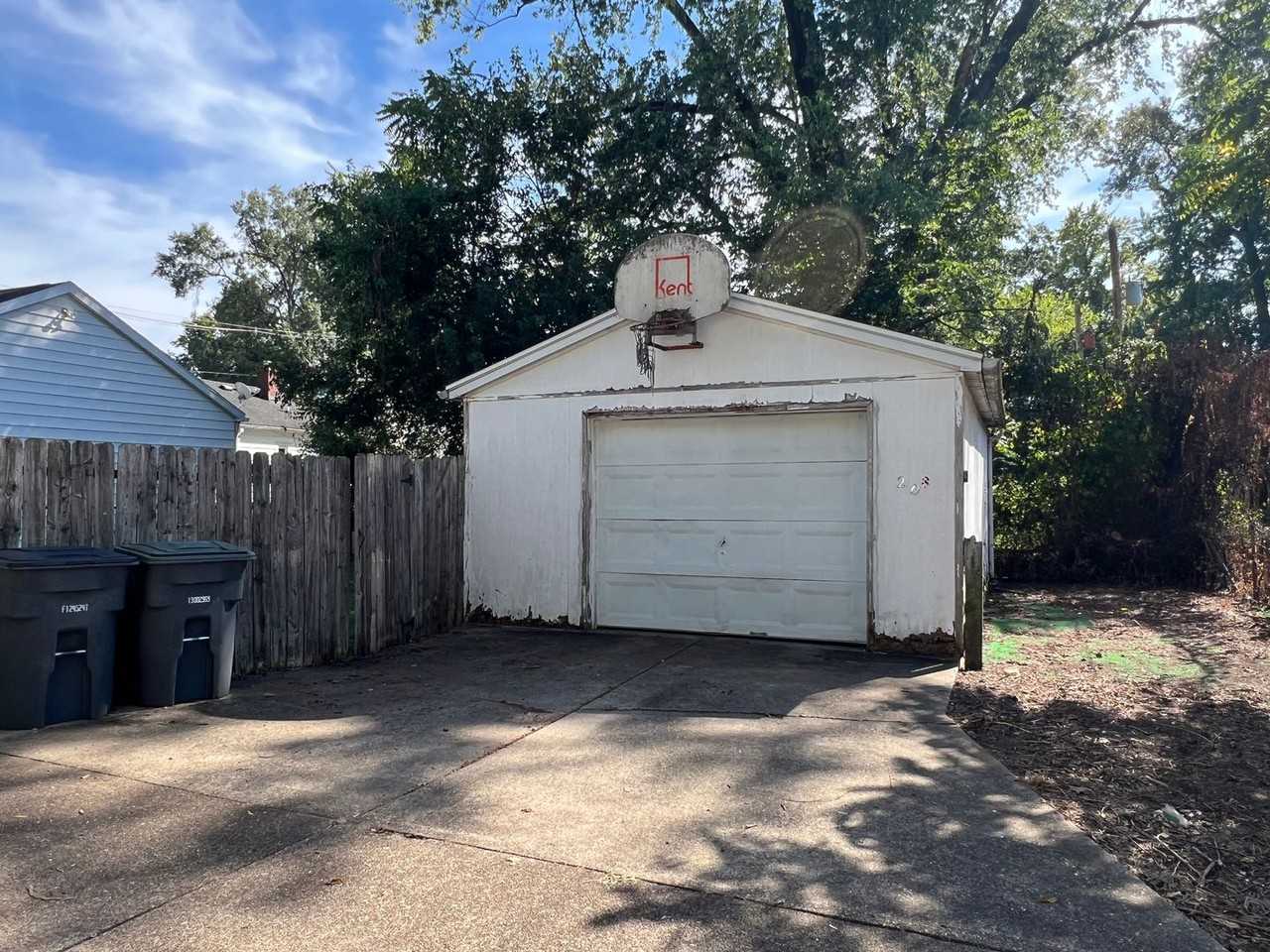 208 North Spring Street - Photo 4 of 14