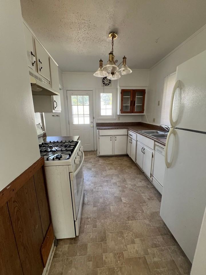 208 North Spring Street - Photo 6 of 14