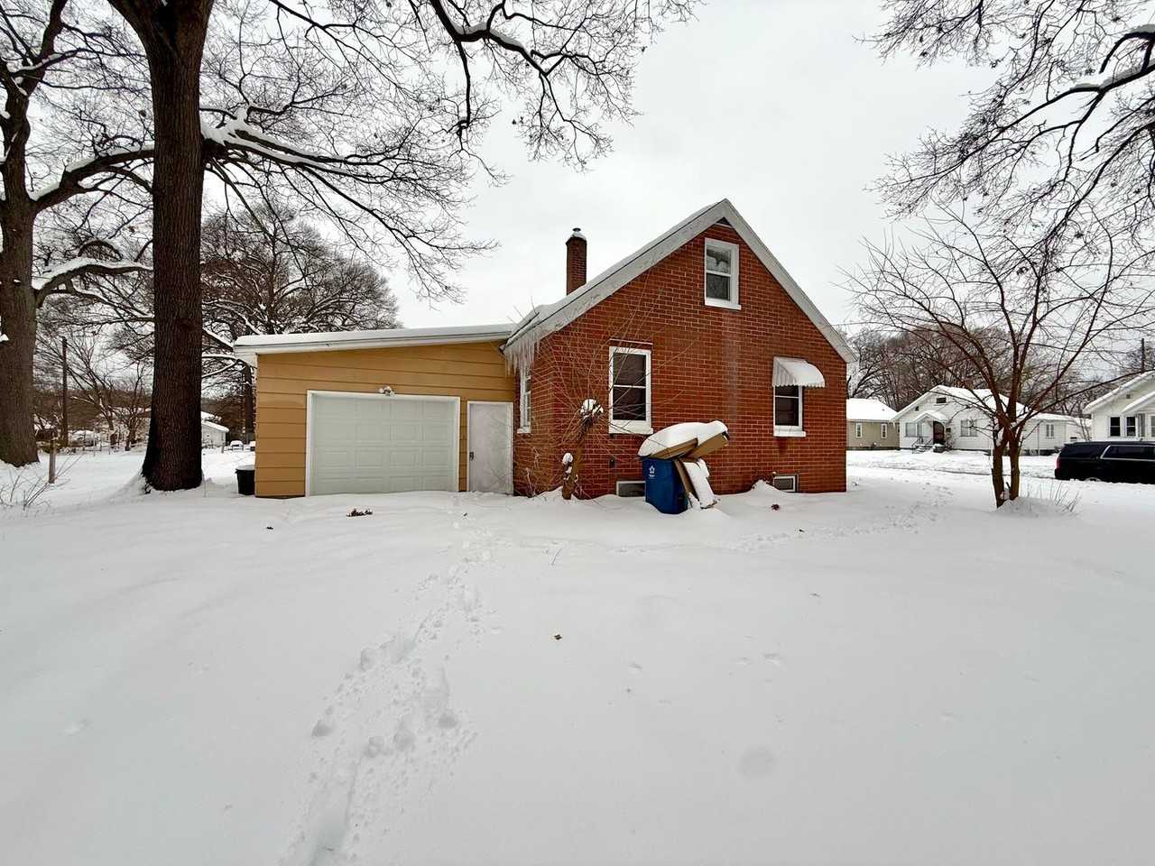 225 E Lincoln Ave - Photo 2 of 17