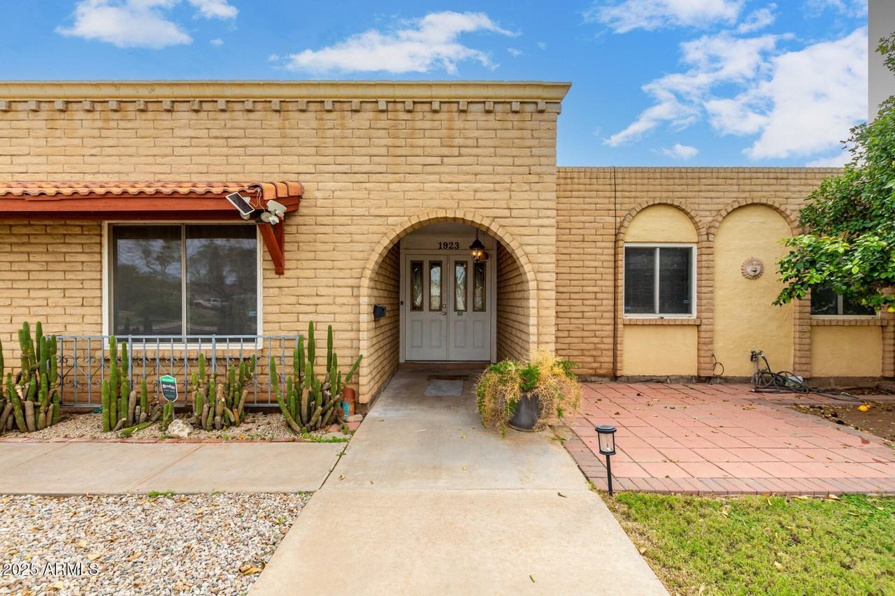 1923 E Gemini Dr - Photo 2 of 23