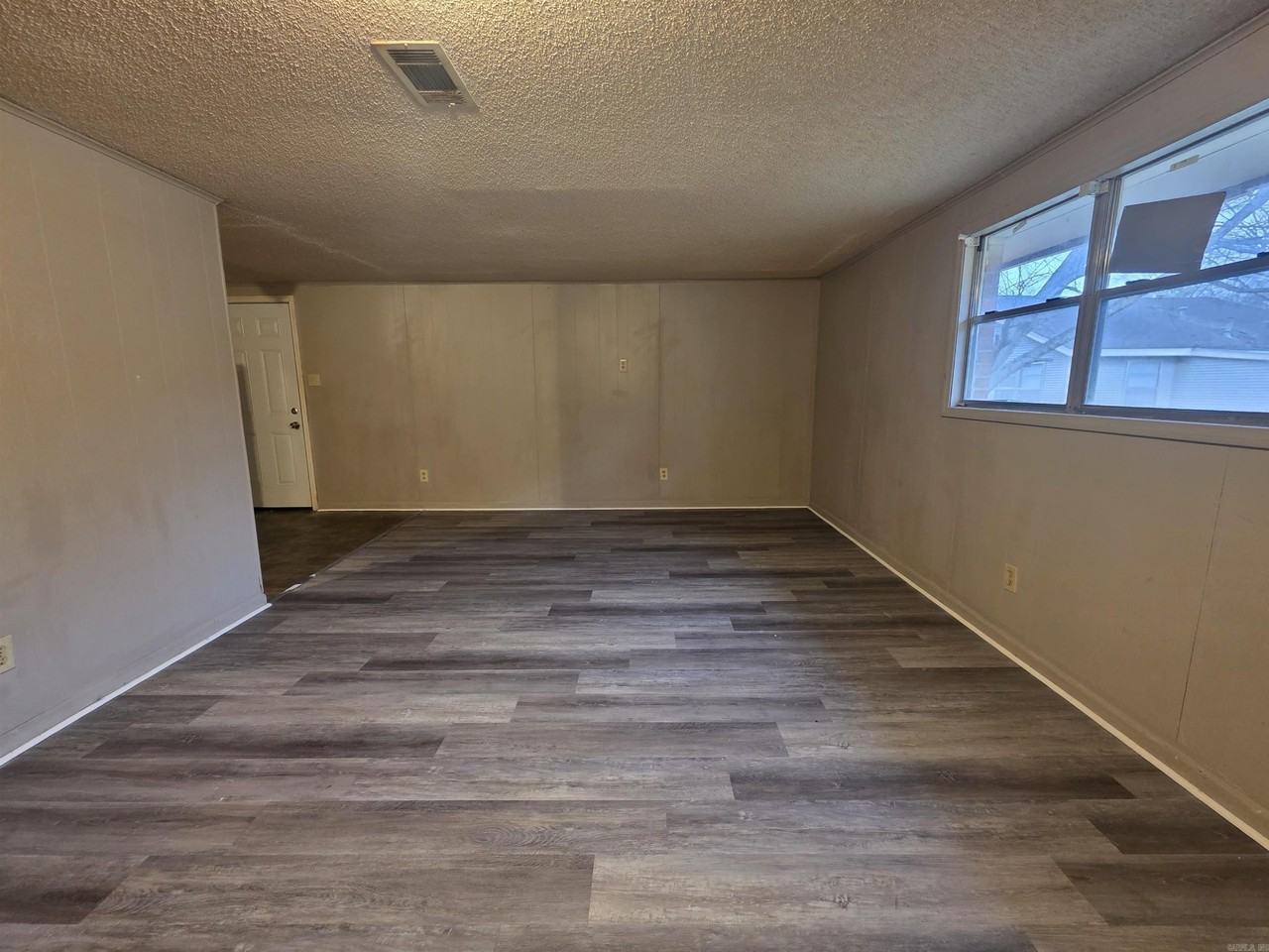 804 1/2 W 45th St - Photo 5 of 15